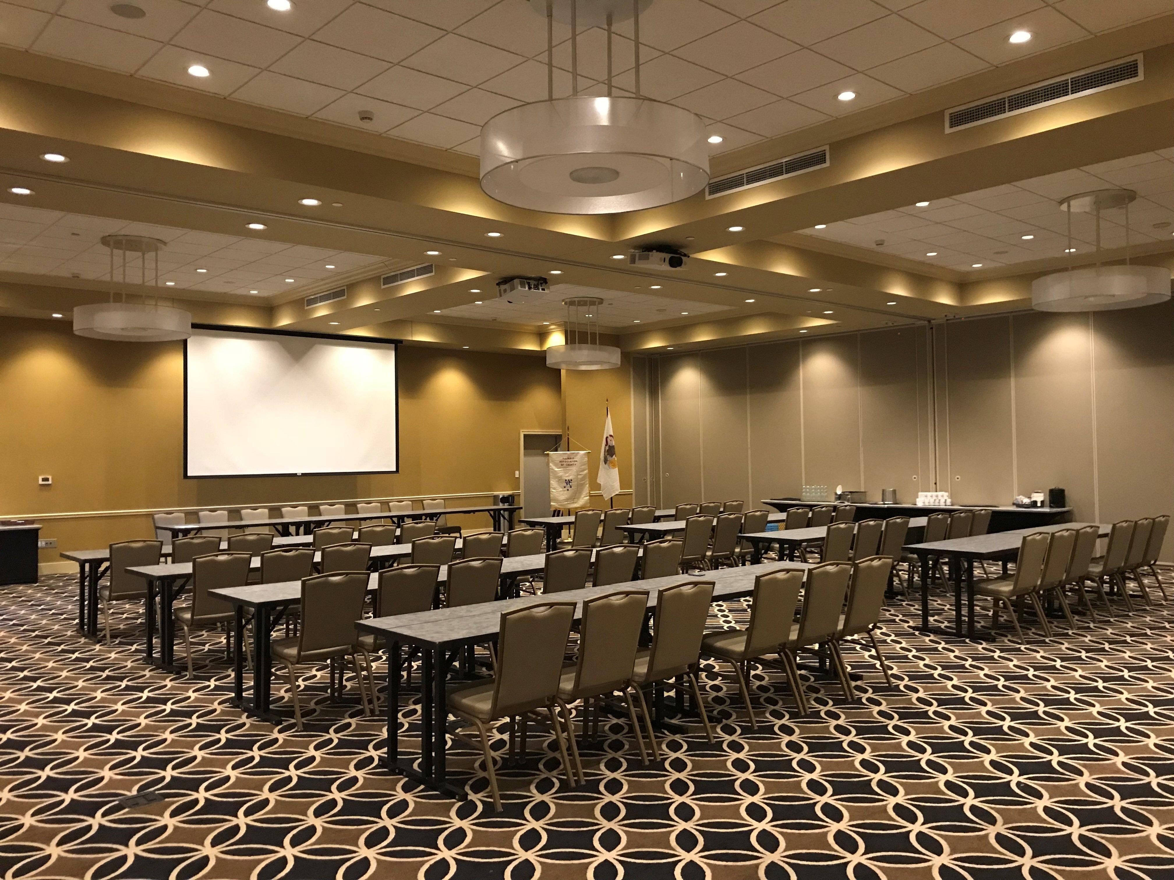 Holiday Inn And Suites East Peoria By Ihg Exterior foto